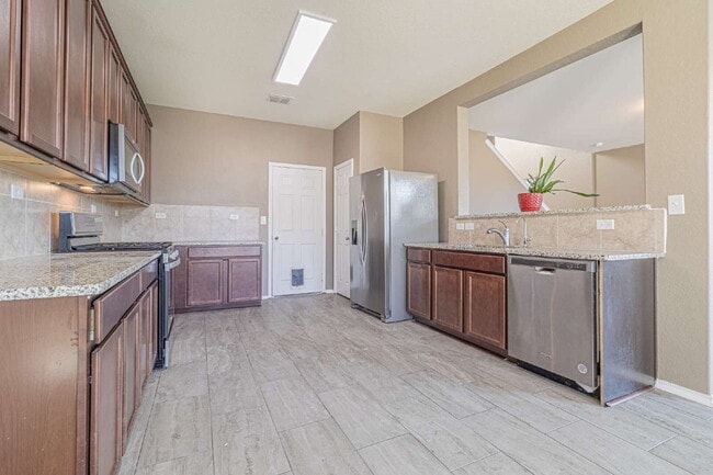 Building Photo - Energy-Efficient Two-Story Home in Northside ISD – Available for Lease!