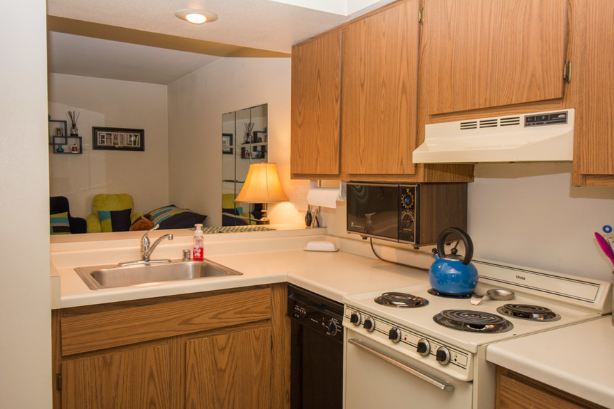 Kitchen with Breakfast Bar - Cherry Tree Crossing