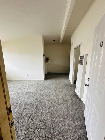 entrance (tall ceilings) - 3834 Glen Arbor Dr