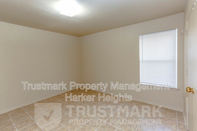 Building Photo - 932 Maplewood Dr