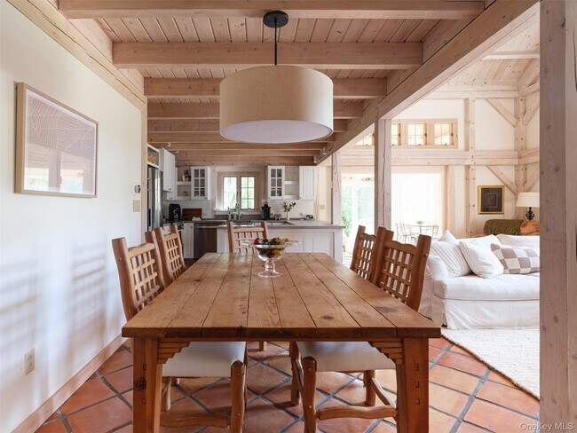 Building Photo - 121 Queechy Lake Dr