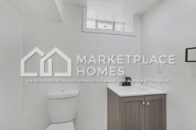 Building Photo - 15915 Sussex St