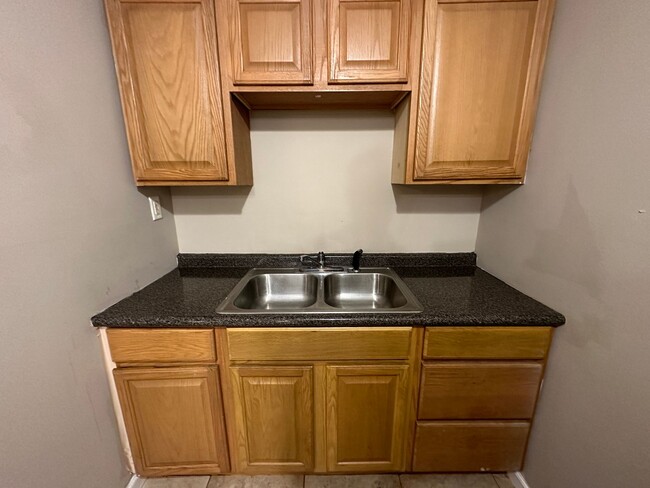 Building Photo - 1 bedroom 1 bath apartment for rent in Pen...