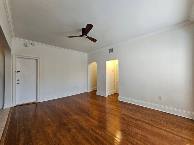 Building Photo - Beautiful Studio! Perfect Location!