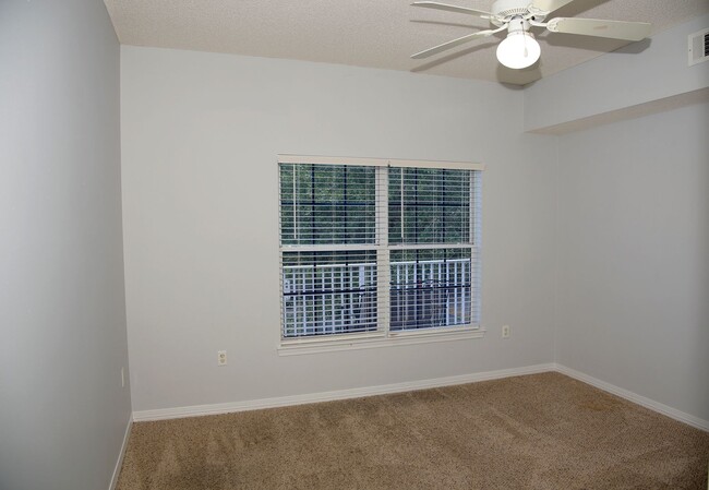 Building Photo - Rare 3 Bedroom Condo!