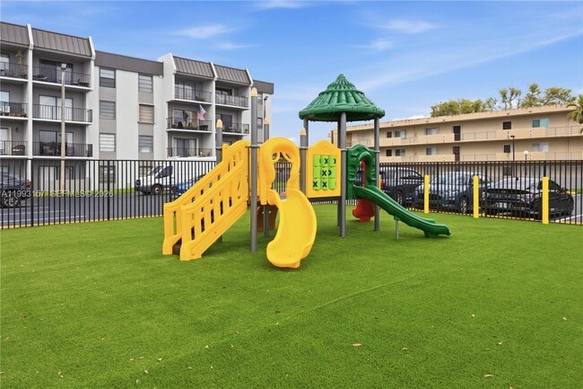 Building Photo - 10431 N Kendall Dr