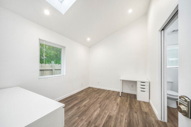 Building Photo - 420 N Batavia St