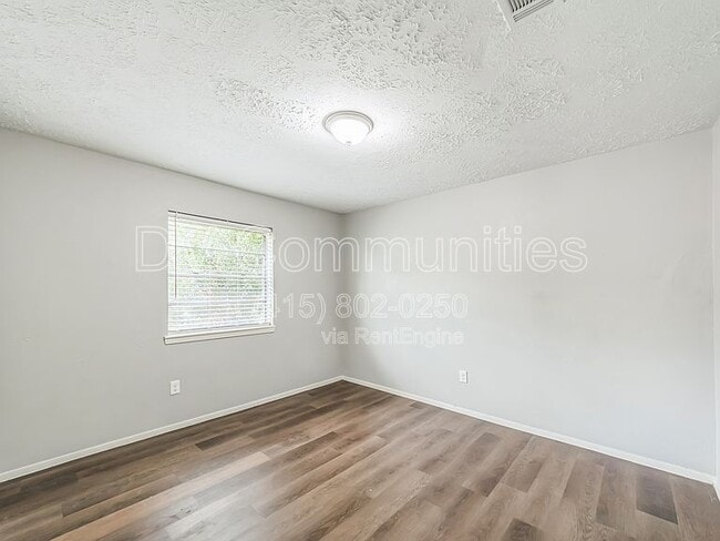 Building Photo - 11823 Bee Ln