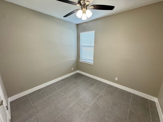 Building Photo - $500 OFF OF A MONTH OF RENT! Beautiful 4BD/2BA Home in Poinciana – No HOA Approval Needed! Pets W...