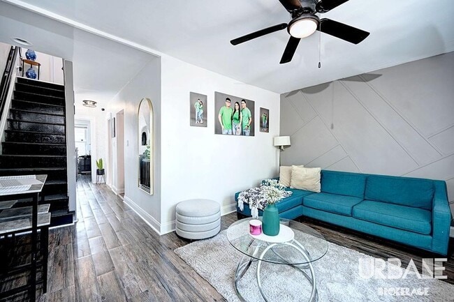 Building Photo - Stunning Duplex Two Bedroom Duplex