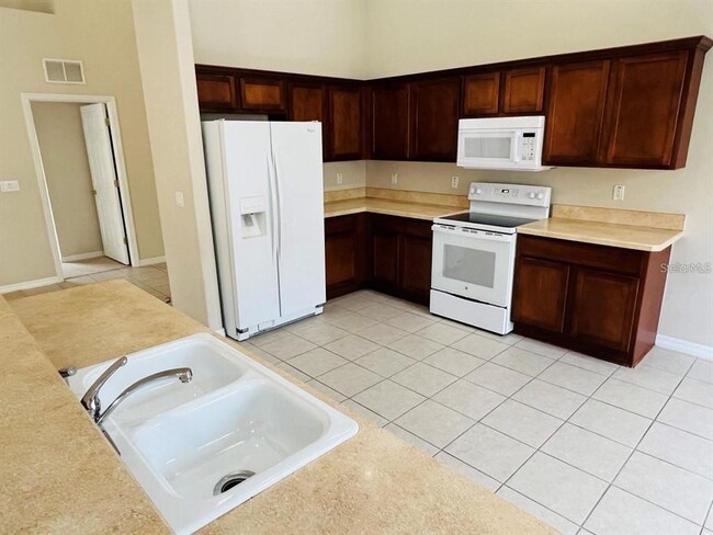Building Photo - 121 Raintree Cir