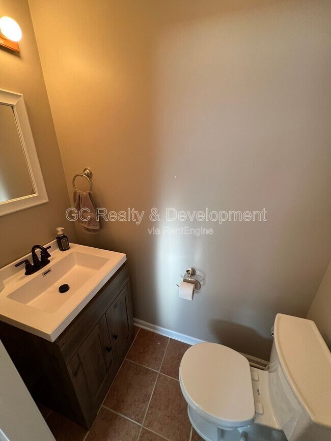 Building Photo - 112 Lakeshore Dr