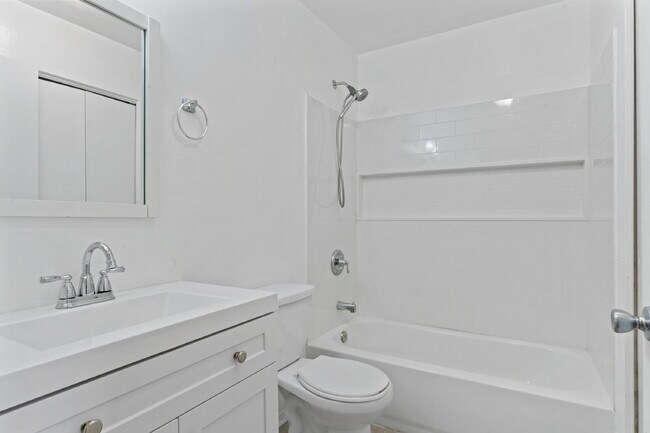 Building Photo - "Charming 2-Bed, 2-Bath Condo Retreat in S...