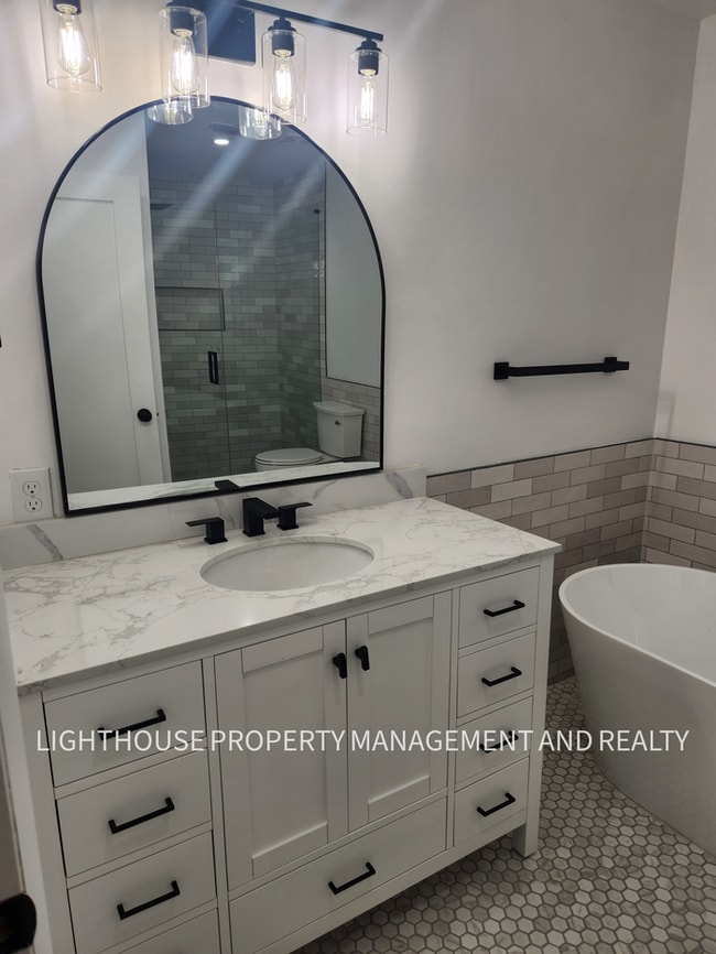 Building Photo - Beautifully Updated 3/2 One Mile from Beach!