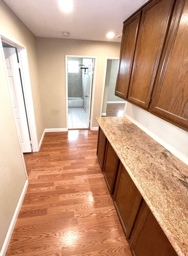 Building Photo - 3520 Pleasant Knl Dr