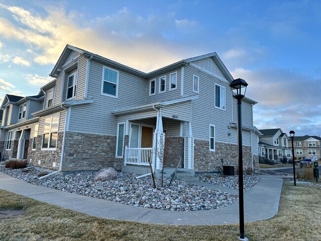 Building Photo - Stylish 2 bedroom Townhome end unit w/Loft 80923