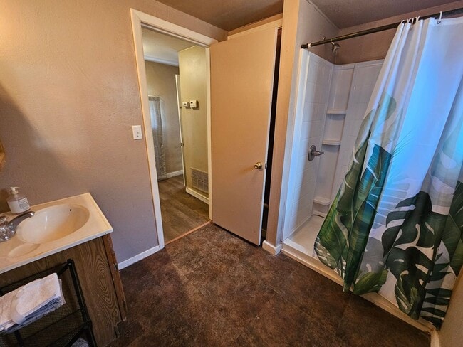 Building Photo - 2 Bedroom/2 Bath Home with Refrigerated Ai...