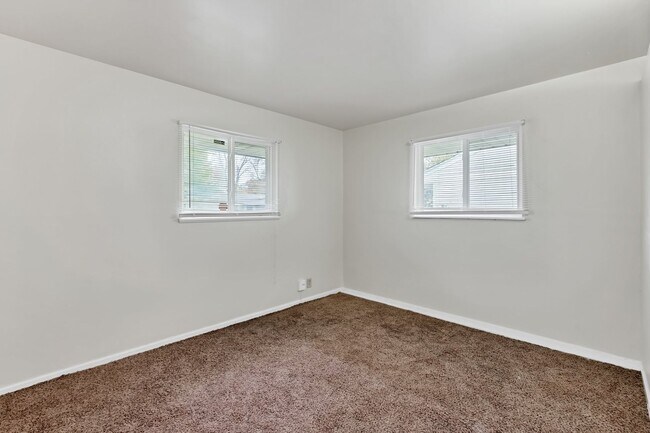 Building Photo - 10772 Spring Garden Dr