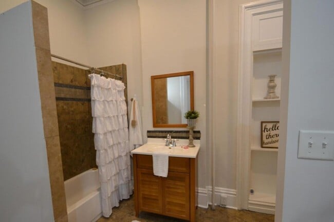 Building Photo - Beautiful Apartment Near Downtown Delaware