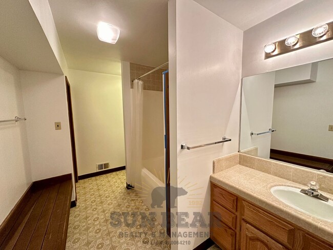 Building Photo - Cozy 2 bedroom on the creek w 1 Car Garage!