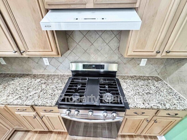 Building Photo - 2435 Manor View