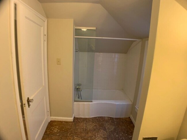 Building Photo - West Allis 3 bedroom 2 full bath home