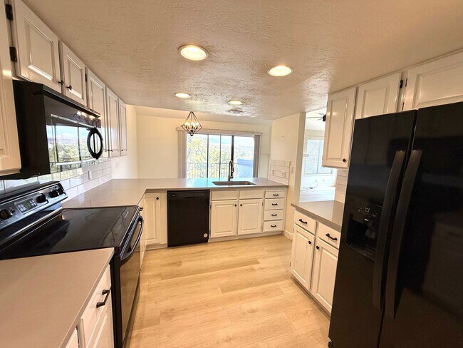 Building Photo - Upgraded townhome by Southgate Golf Course - Small dogs allowed