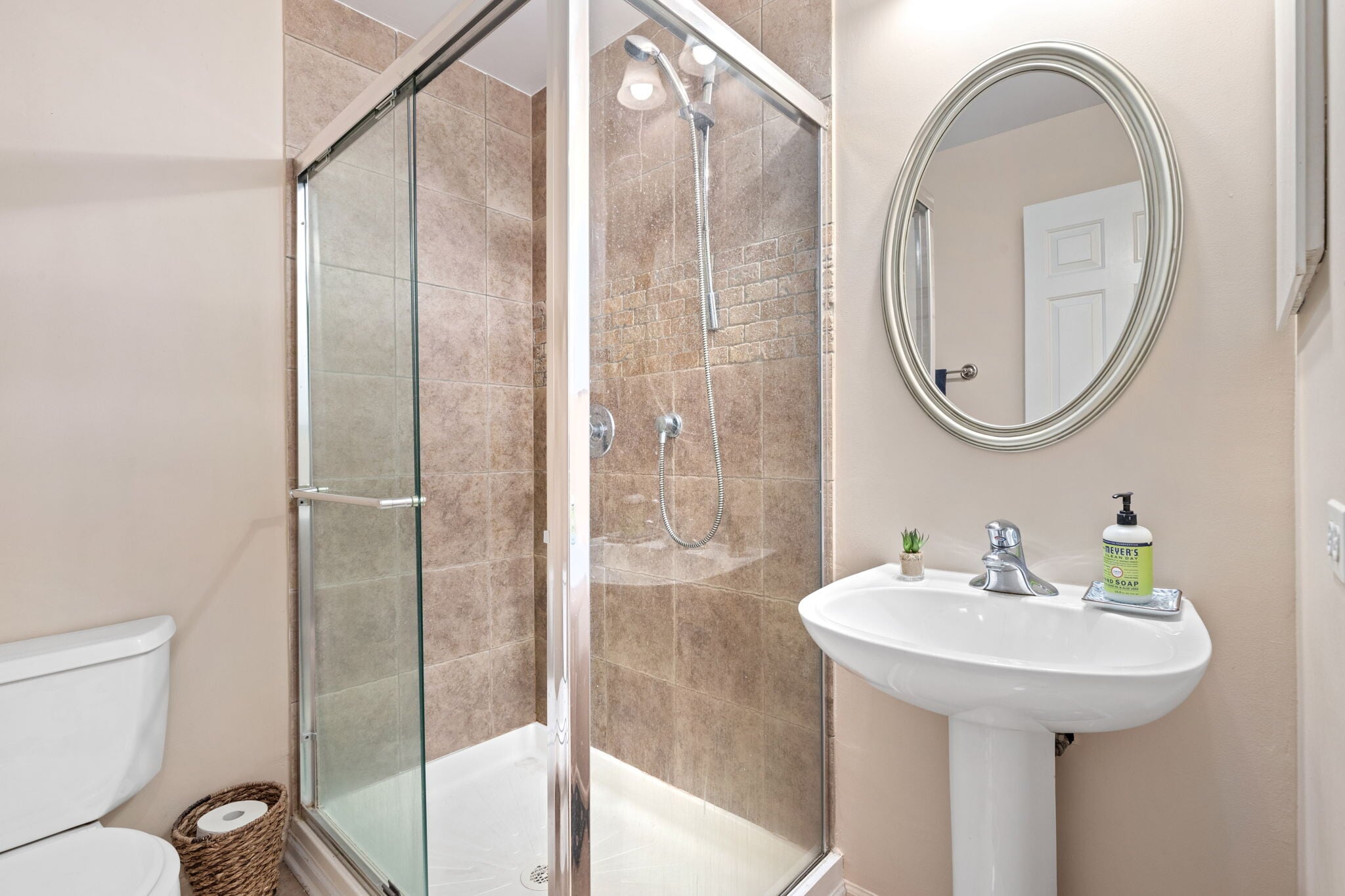 Building Photo - 104 W Oak St