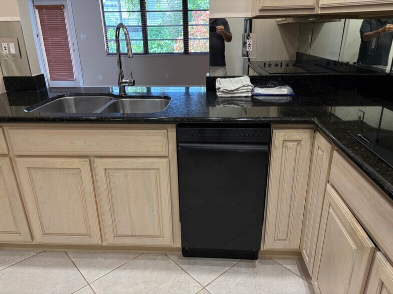 Building Photo - 3951 NE 17th Ave