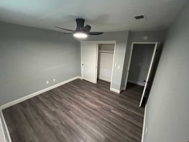 Building Photo - Don't miss out in North Hanford! 3 bedroom 2 bath with solar!