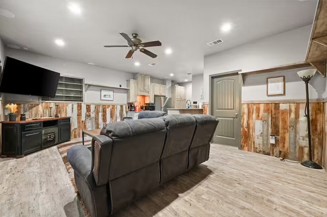 Building Photo - Fully Furnished Rental at Buffalo Springs Lake! All bills paid!