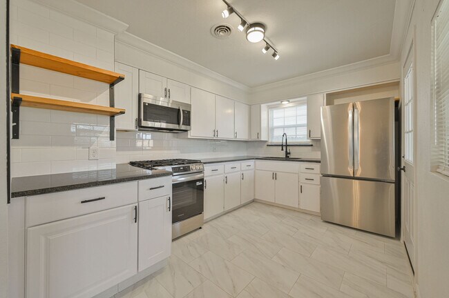 Building Photo - 6104 S Villa Ave