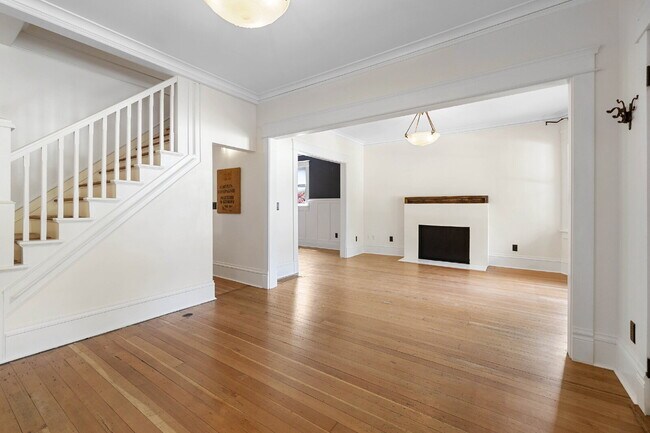 Building Photo - Beautifully Restored 3-Bedroom Home in Historic Section of Oregon City