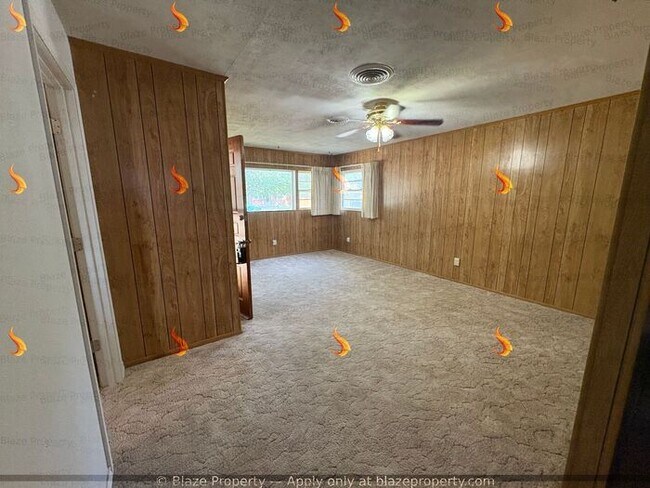 Building Photo - 4 bedroom 2 bathroom home in Lawndale read...