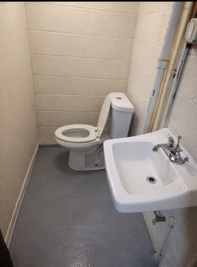 Building Photo - 13601 Beachwood Ave