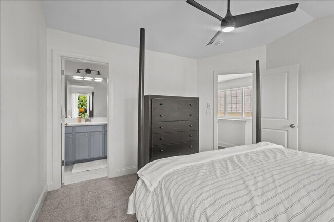 Building Photo - 4 bedroom 3.5 bath with the Bonus room and...