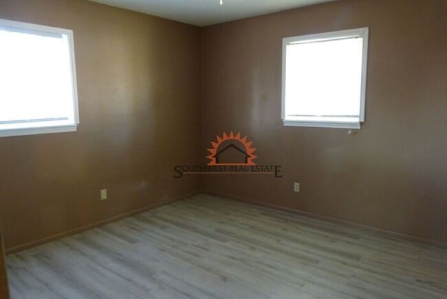 Building Photo - Spacious 3 bedroom 2 bathroom home.