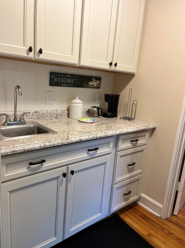 Building Photo - 5410 Hampton Cir