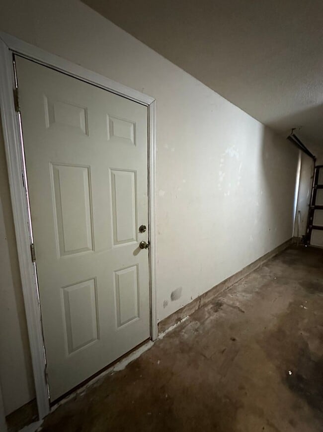 Building Photo - 4 Bed, 2 Bath house w/1 car garage