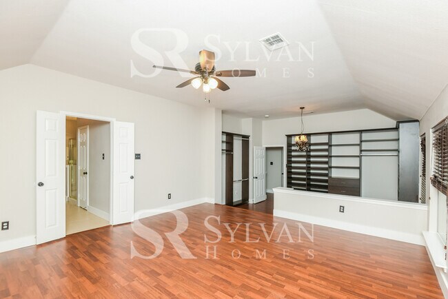 Building Photo - Spacious 4 bedroom 2.5 Bath Home for You