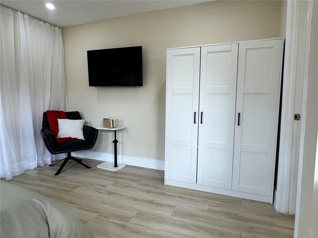 Building Photo - 4135 Des Moines St NE