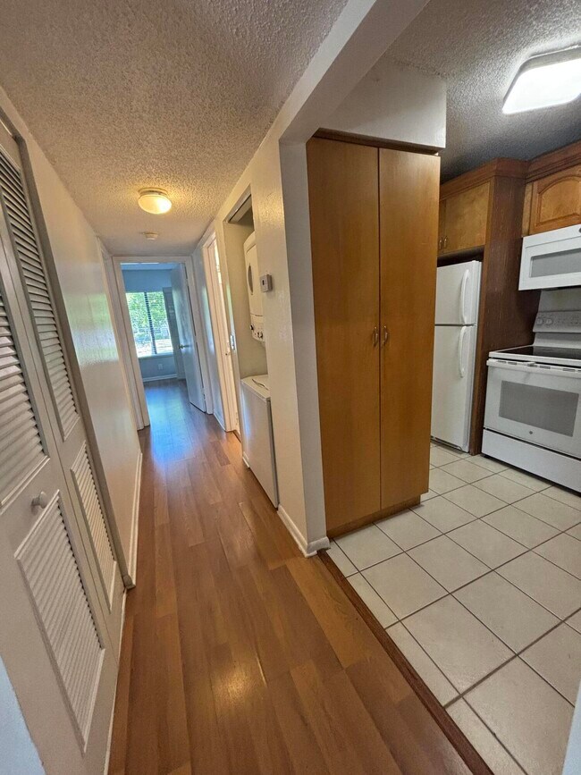 Building Photo - 201 Foxtail Dr