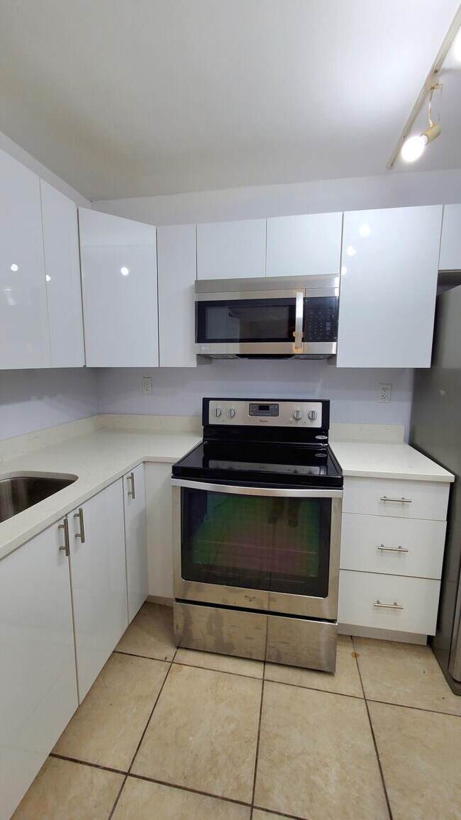 Building Photo - 721 N Pine Island Rd