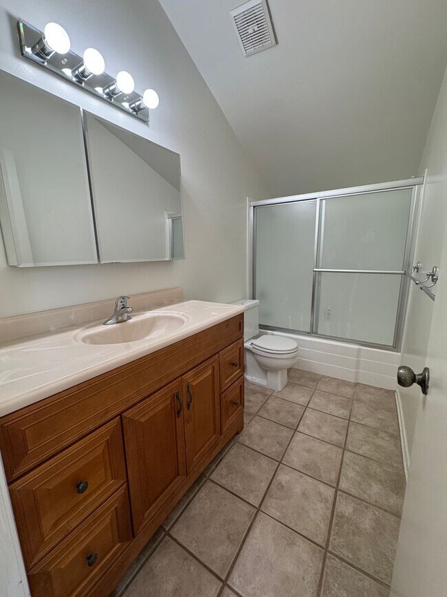 Building Photo - Beautiful Valencia 4 Bedroom Home