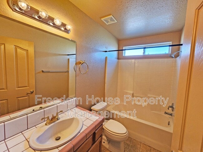 Building Photo - 3280 E Winery Rd