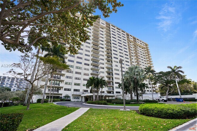 Building Photo - 3200 Port Royale Dr N