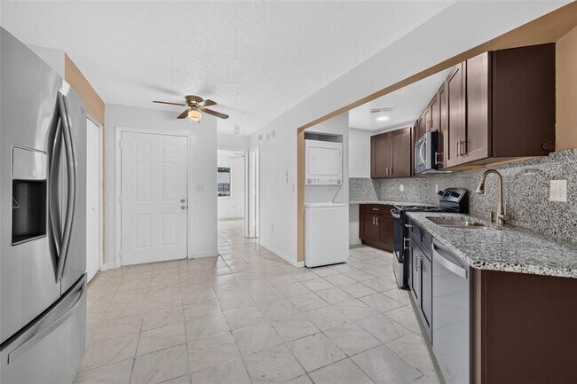 Building Photo - 658 Royalty Ct
