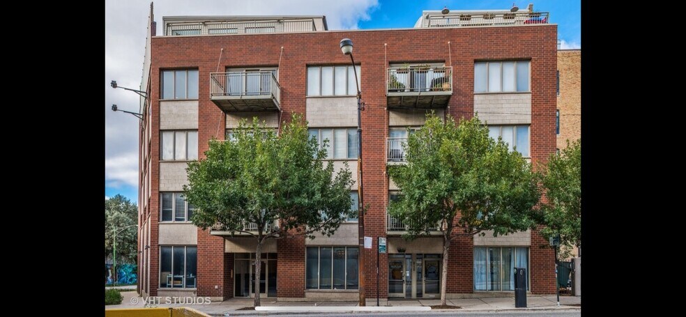 Building Photo - 912 W Chicago Ave