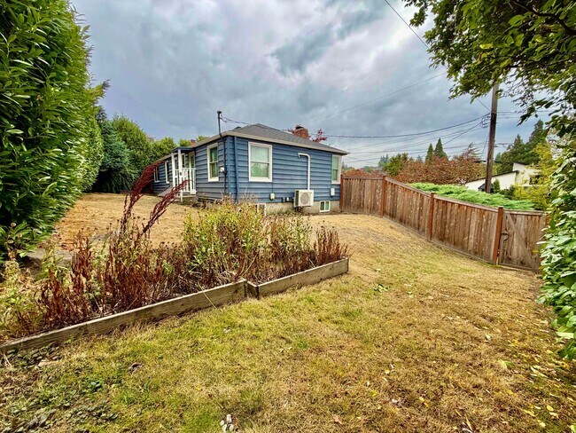 Building Photo - 2115 33rd Ave W