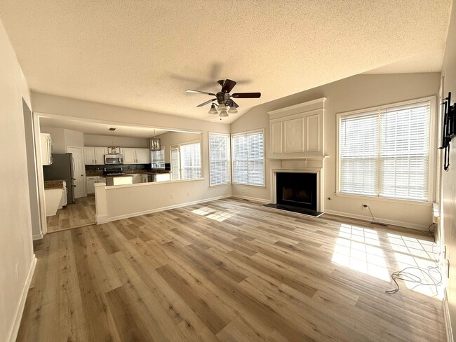Building Photo - LOCATION!  Close to the outlet Malls and D...